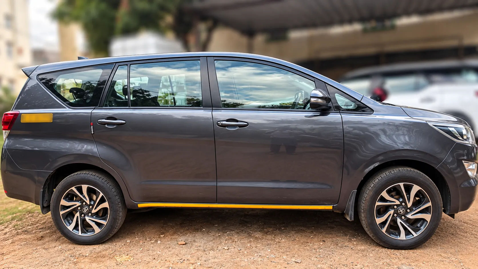 Toyota Innova Crysta — photo 1 of 4